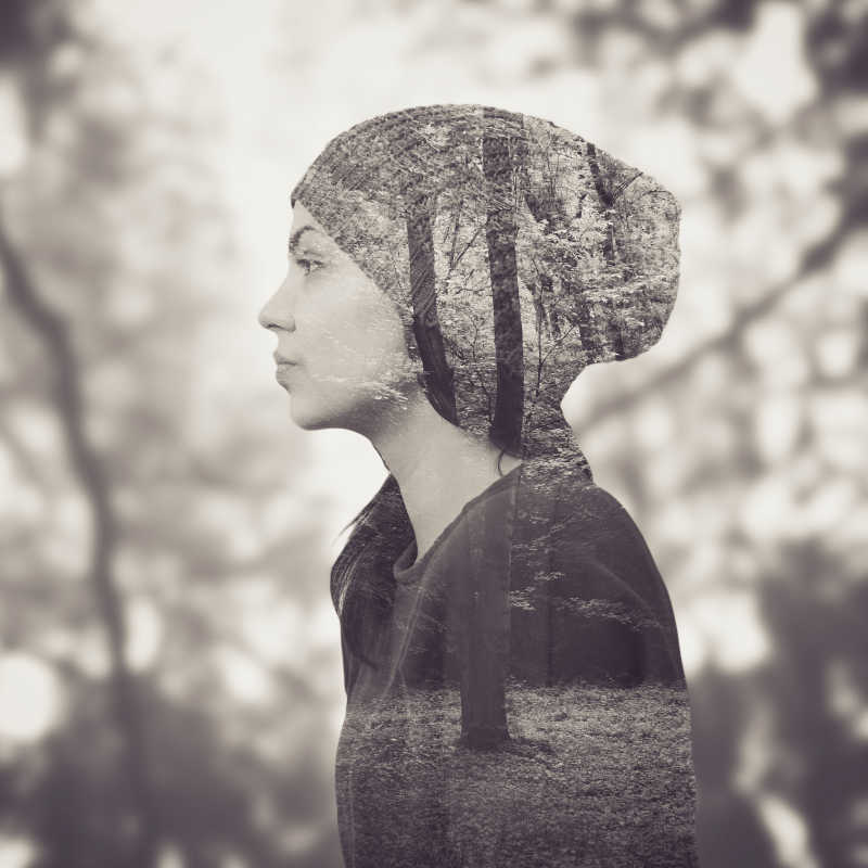 女性与森林的双重曝光