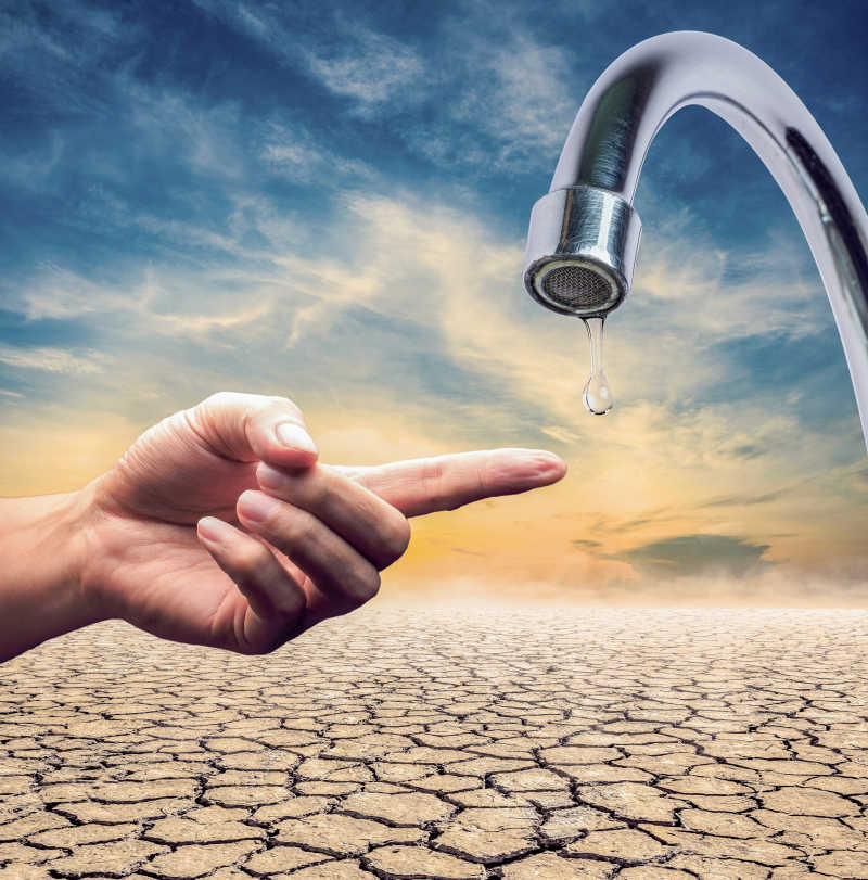 水从水龙头滴出来