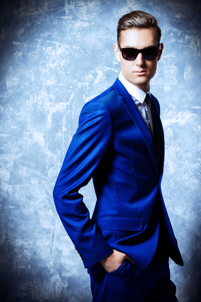 时尚的年轻男子戴着太阳镜