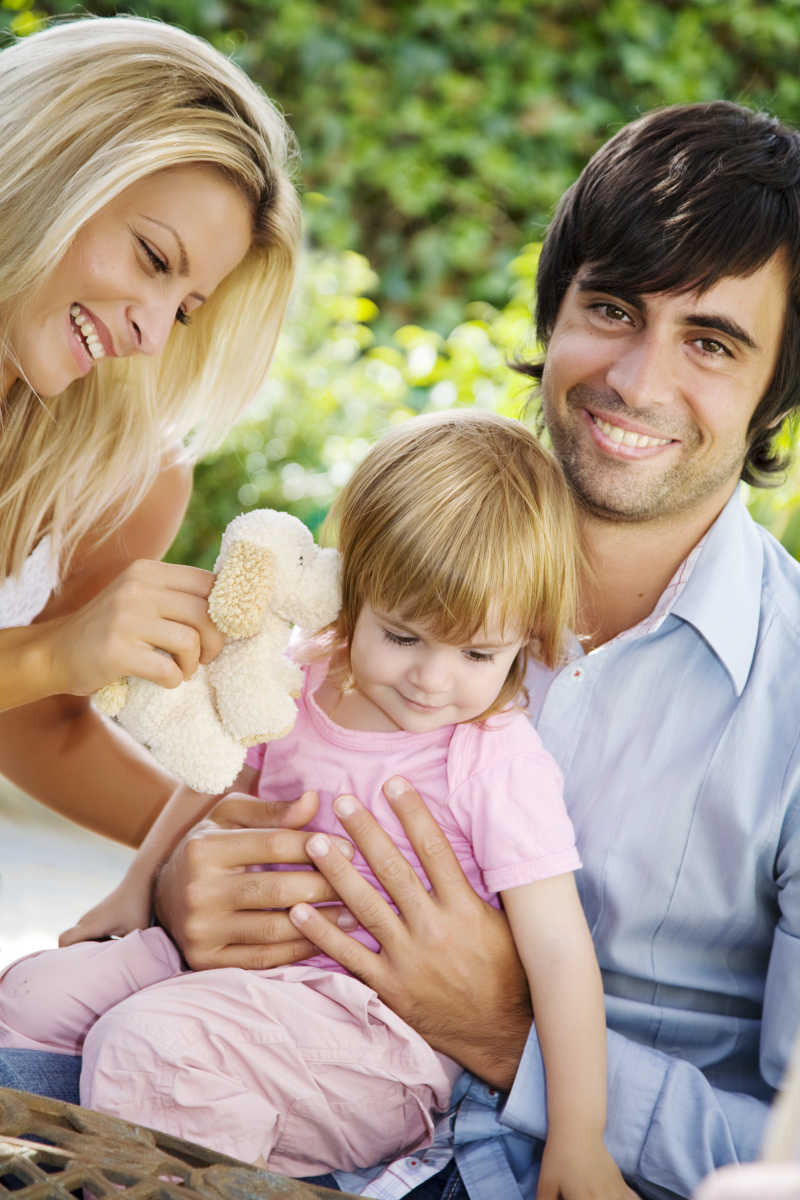 花园里玩的开心的家庭