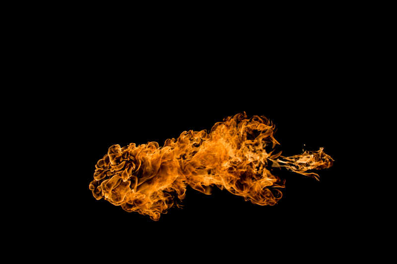 黑色背景中的橙色火焰