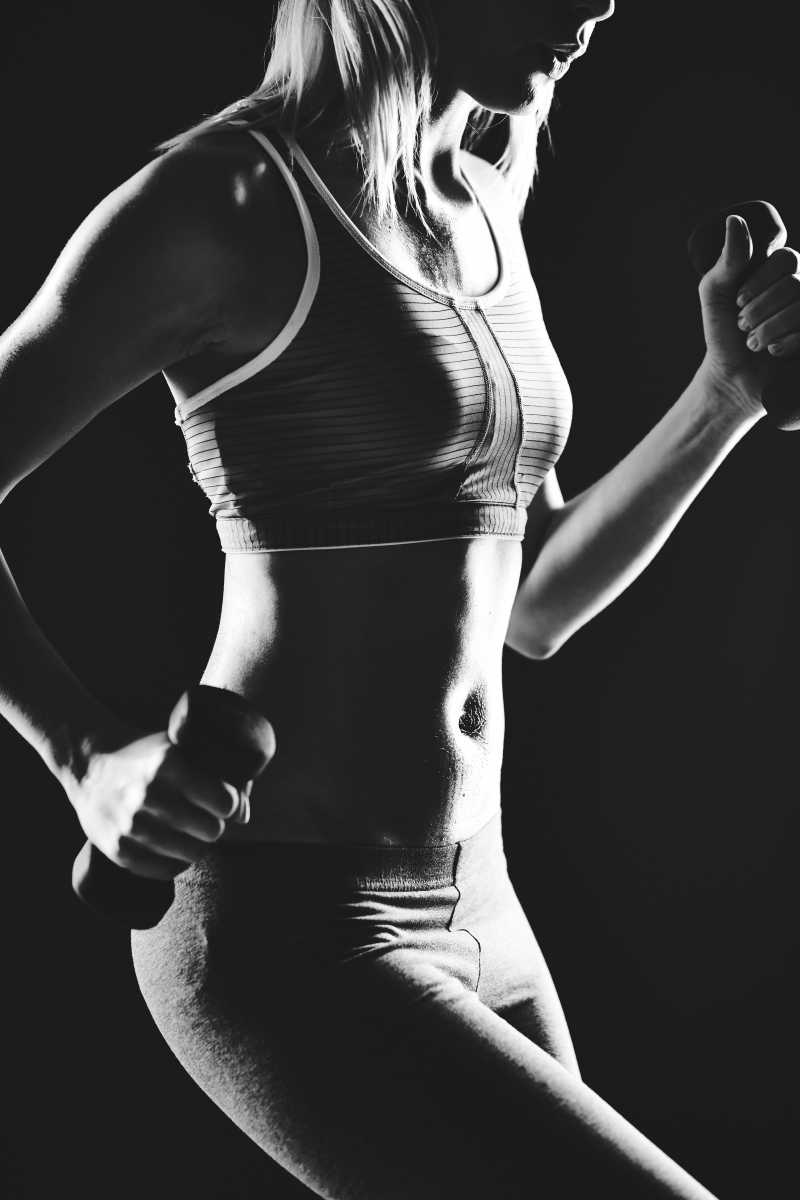 女子用哑铃进行运动健身