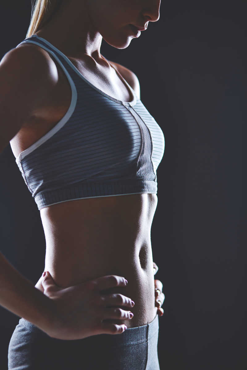 双手放在腰部身体苗条的女性