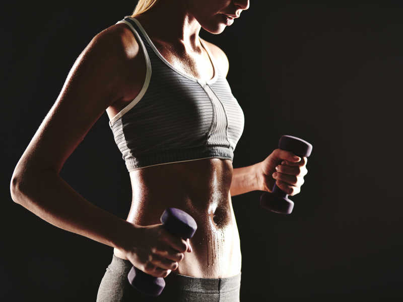 年轻女性进行哑铃主动训练