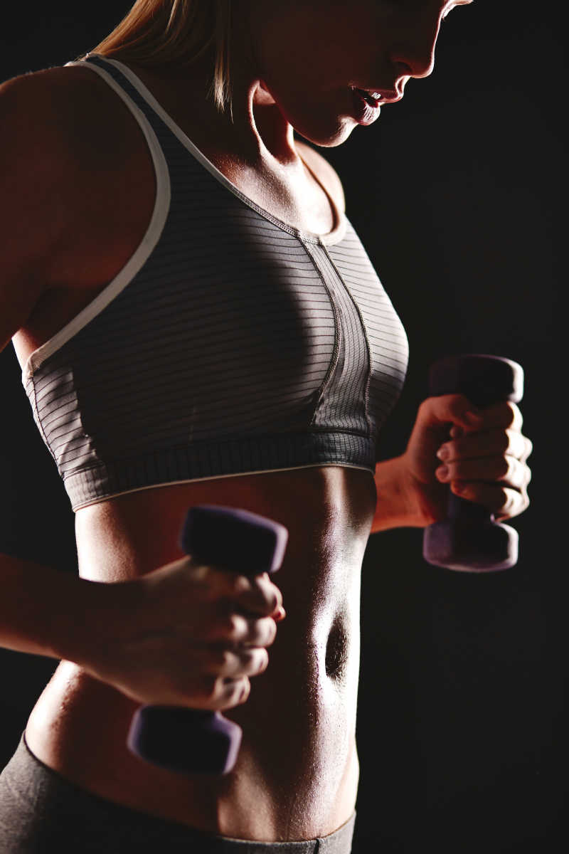 用哑铃锻炼苗条的女性