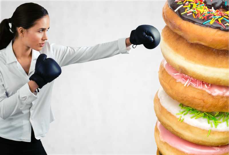 年轻美女打拳击拒绝甜食