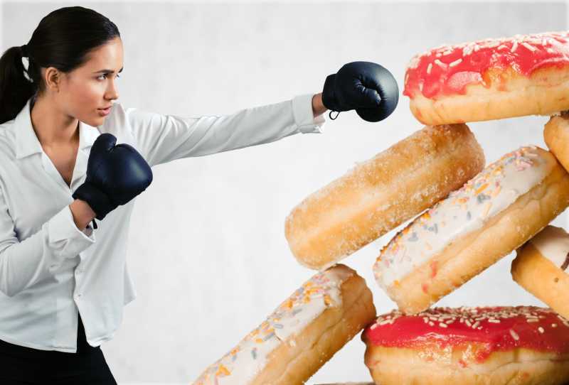 美女打拳击拒绝甜食