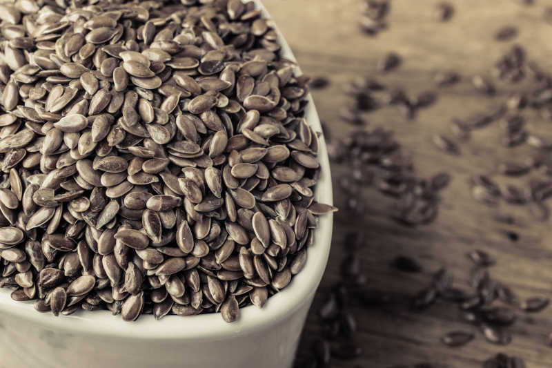 用白色的碗盛放的亚麻籽