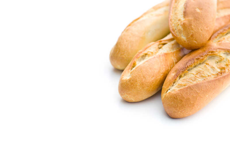 白色背景下的面包