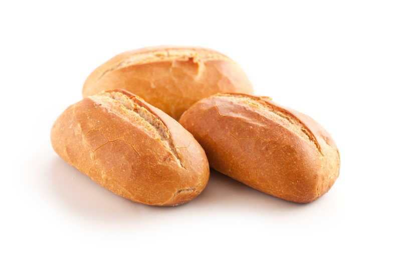 白色背景下的烤熟的面包