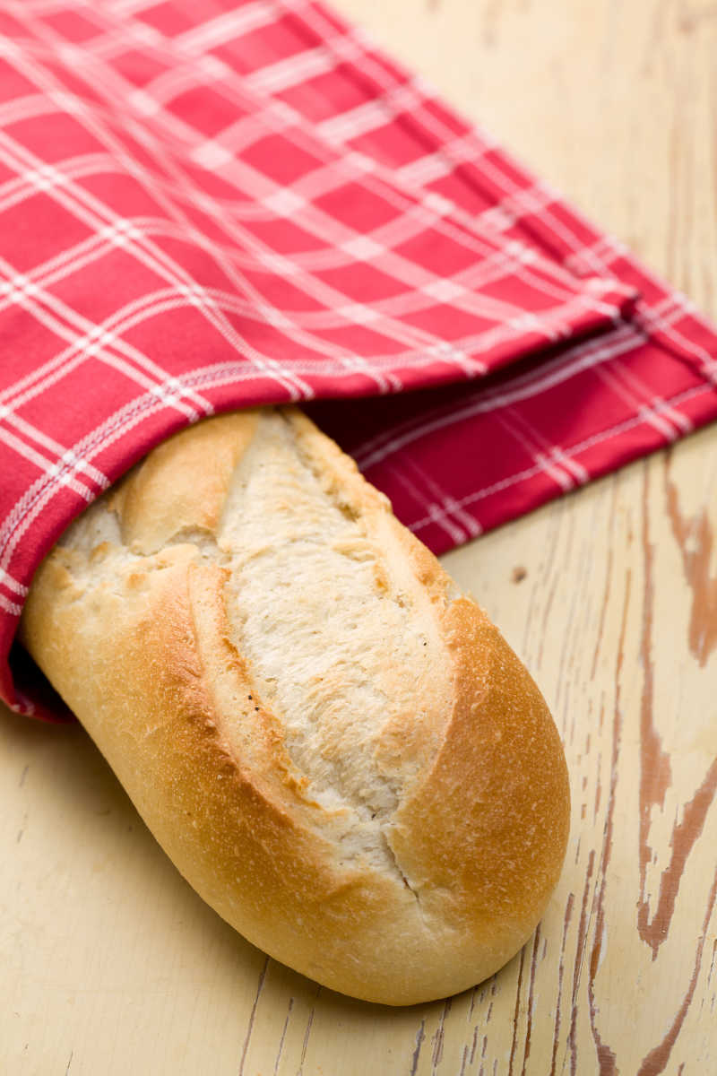 木桌上的法国面包
