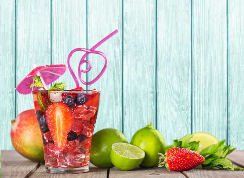 草莓蓝莓味水果鸡尾酒
