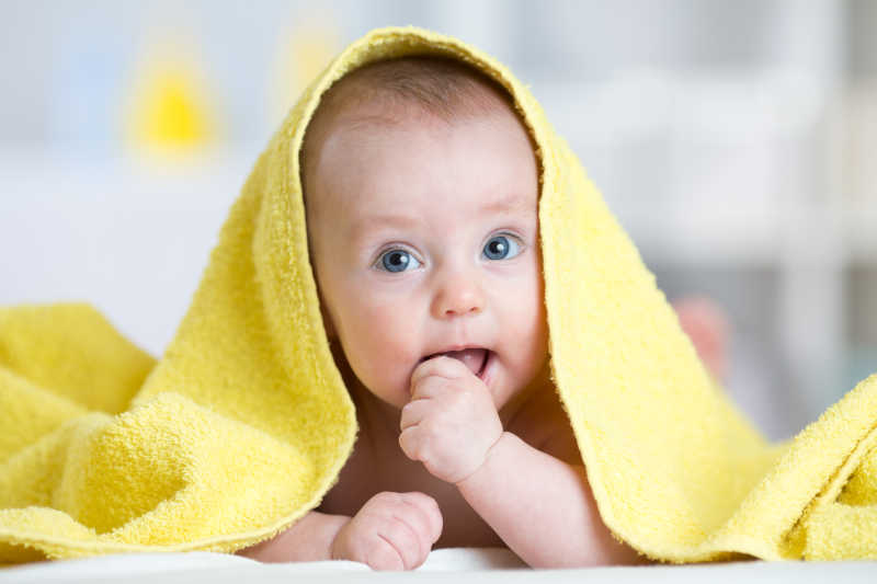 头戴黄色浴巾的小婴儿