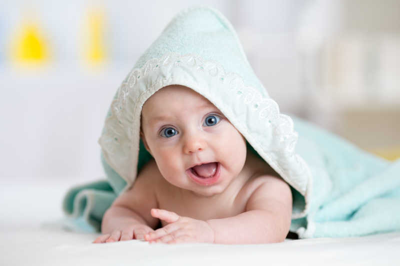 沐浴完的干净的小宝宝