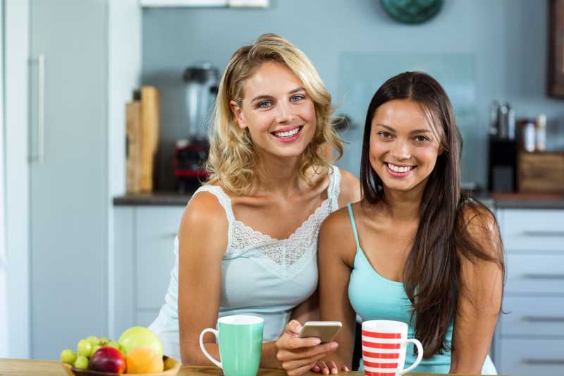 在家的快乐女性朋友