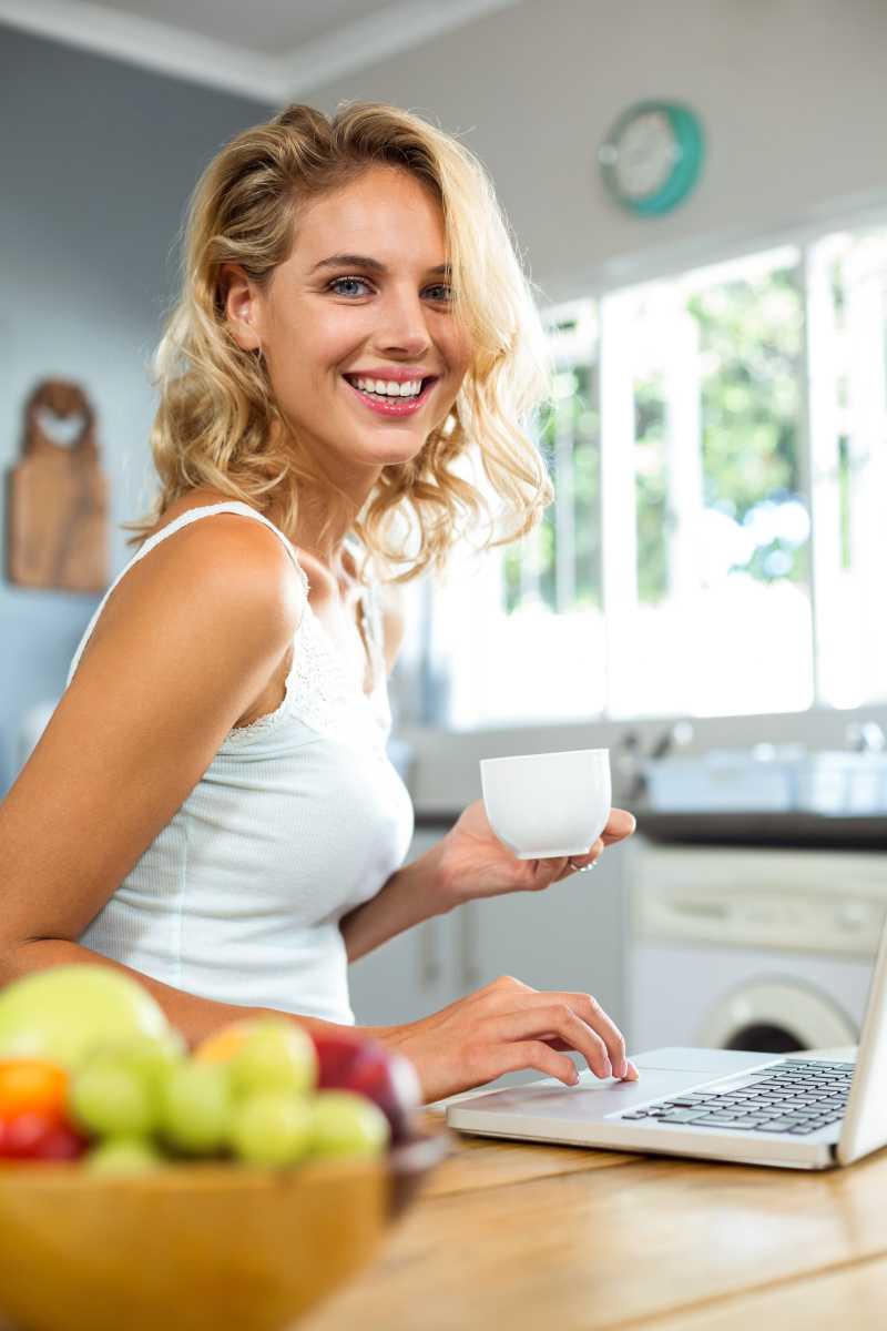 在笔记本电脑上工作的年轻女子