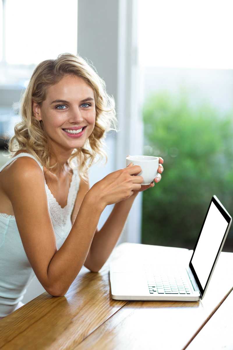 幸福的女子拿着一杯咖啡