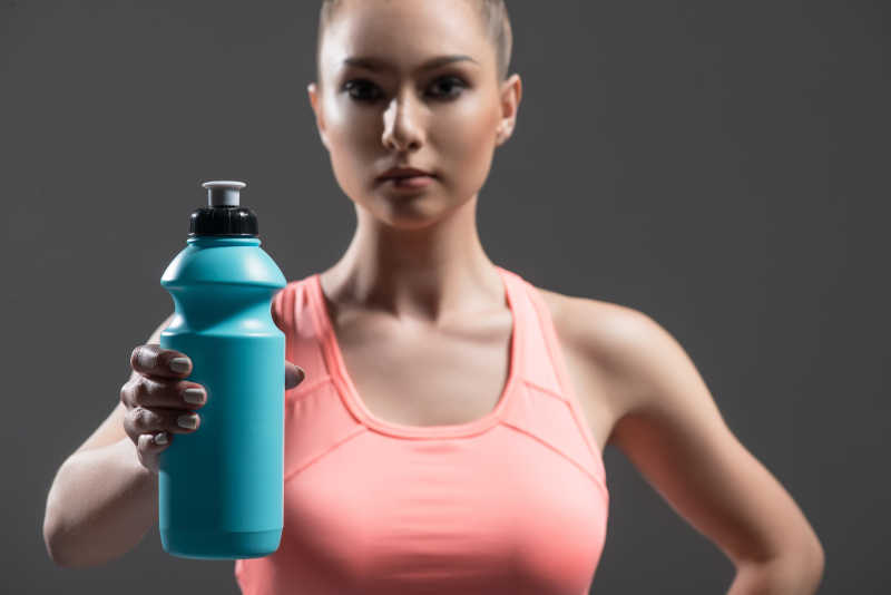 美女健身展示健康饮料