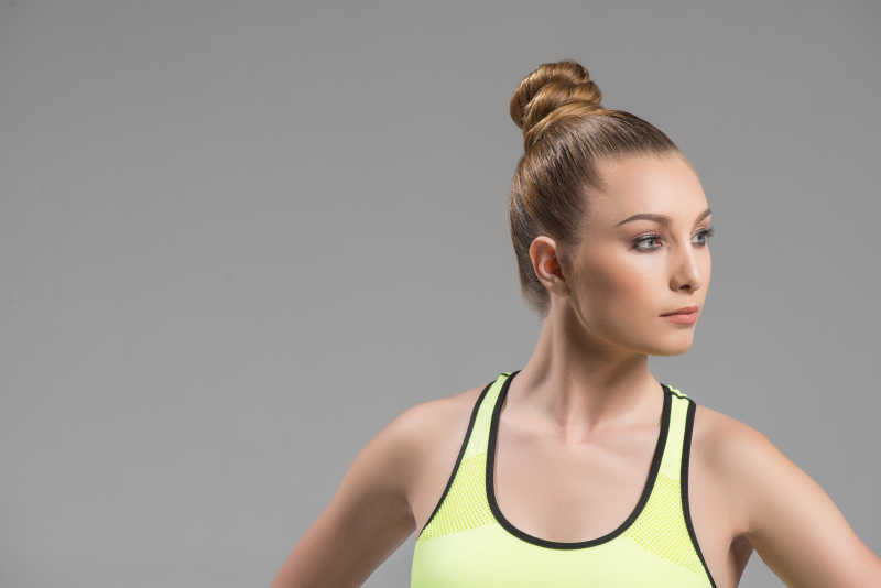 熟练的女运动员正在休息