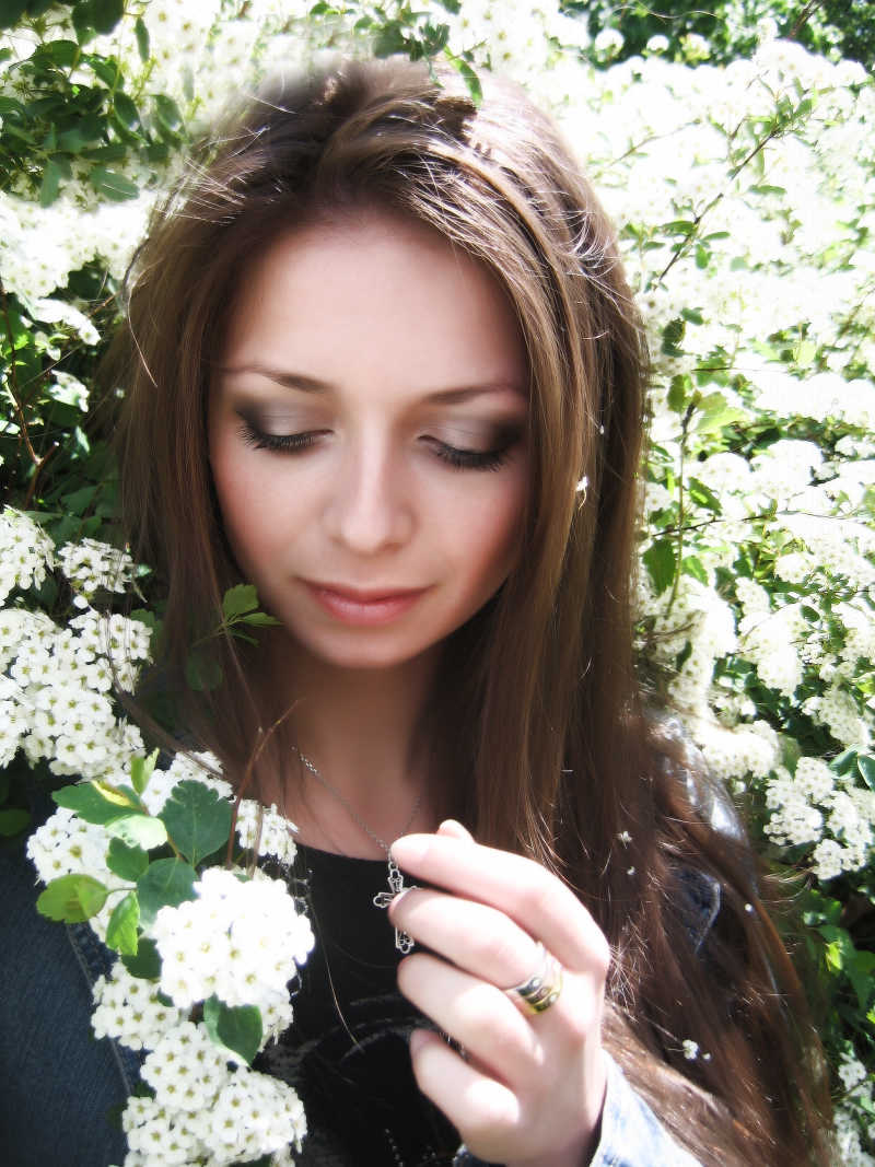 美丽的年轻女子在鸟樱花