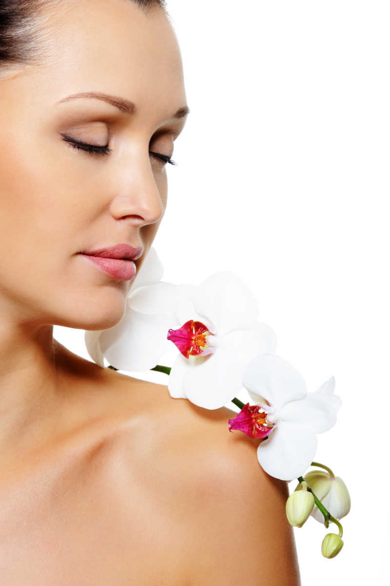 肩上有一朵花的美丽女人