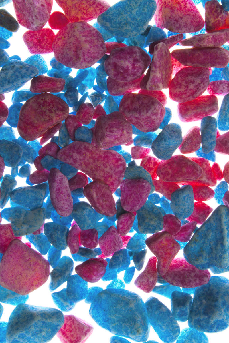 红蓝色背景的彩绘砾石