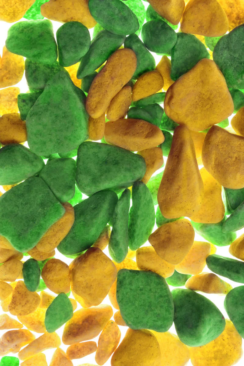 黄绿色背景的彩绘砾石