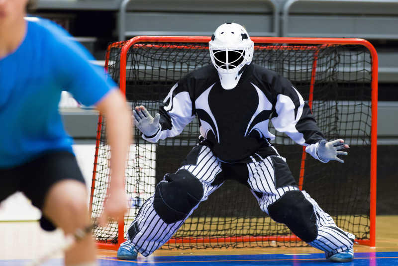 穿防护衣的曲棍球守门员