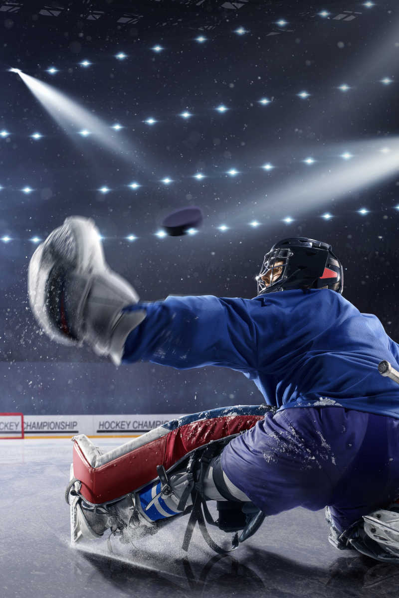 一个年轻的冰球守门员在准备