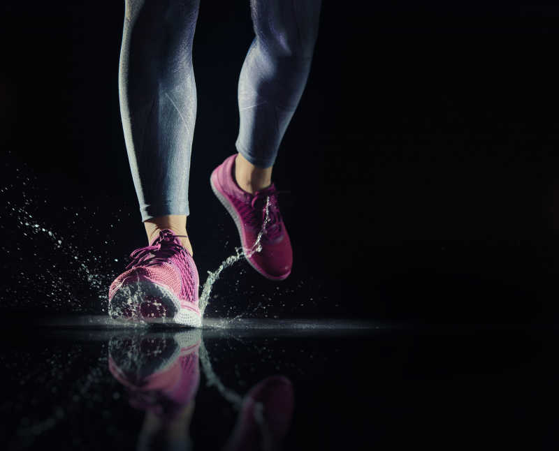 运动员脚特写和健康概念