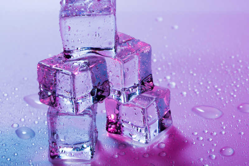 粉色背景下一个明亮多彩的立方体