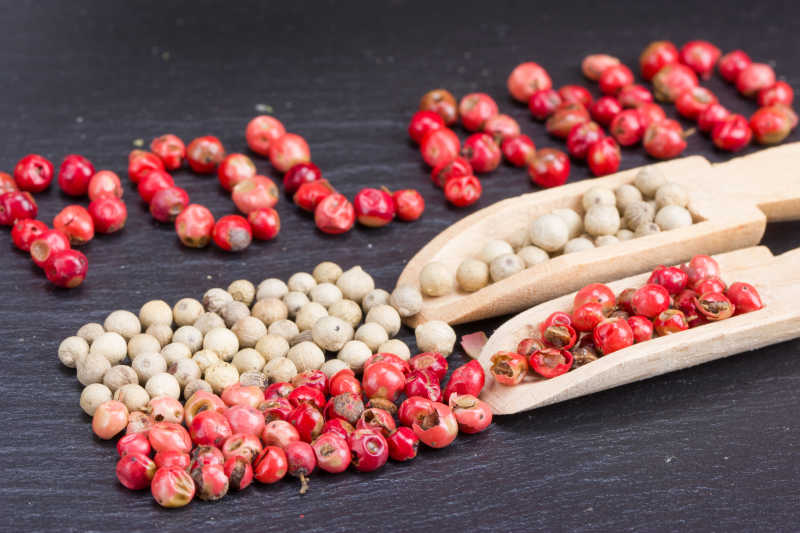 两种不同品种的胡椒