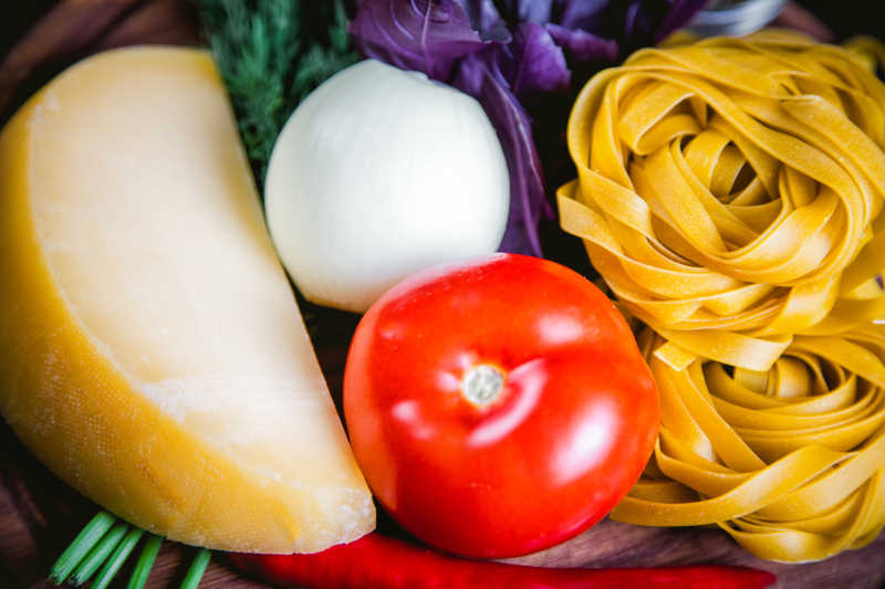 西红柿和美味的配料