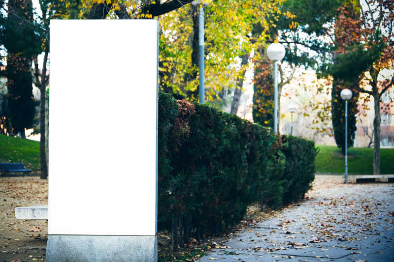 城市公园的空广告牌