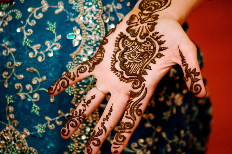 印度装饰下的一只手