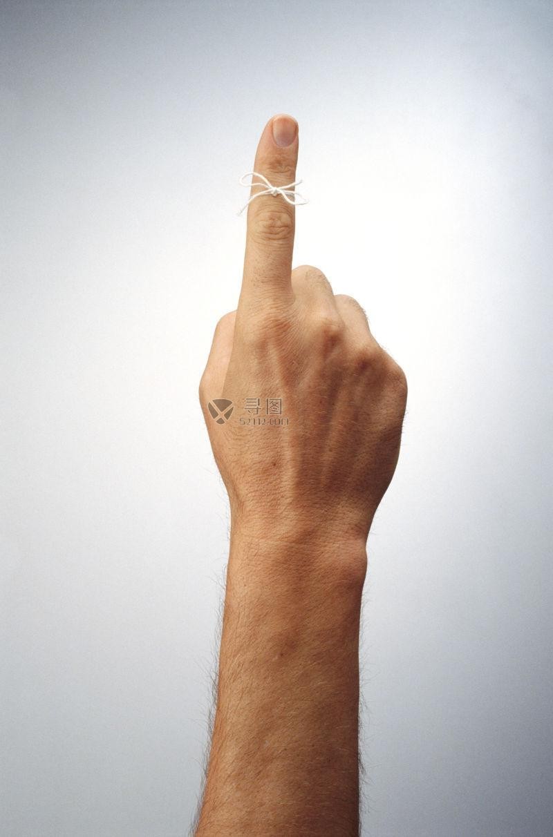 男人食指手上的蝴蝶结