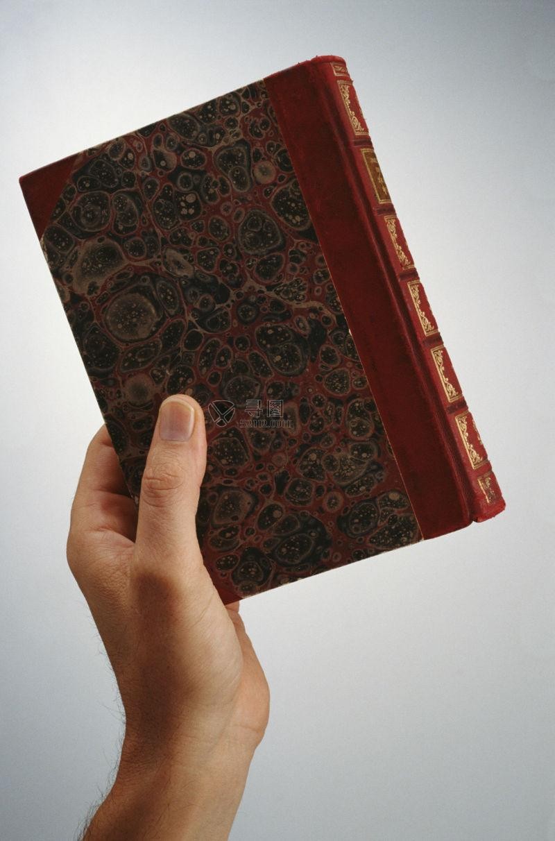 白色背景下手里的笔记本