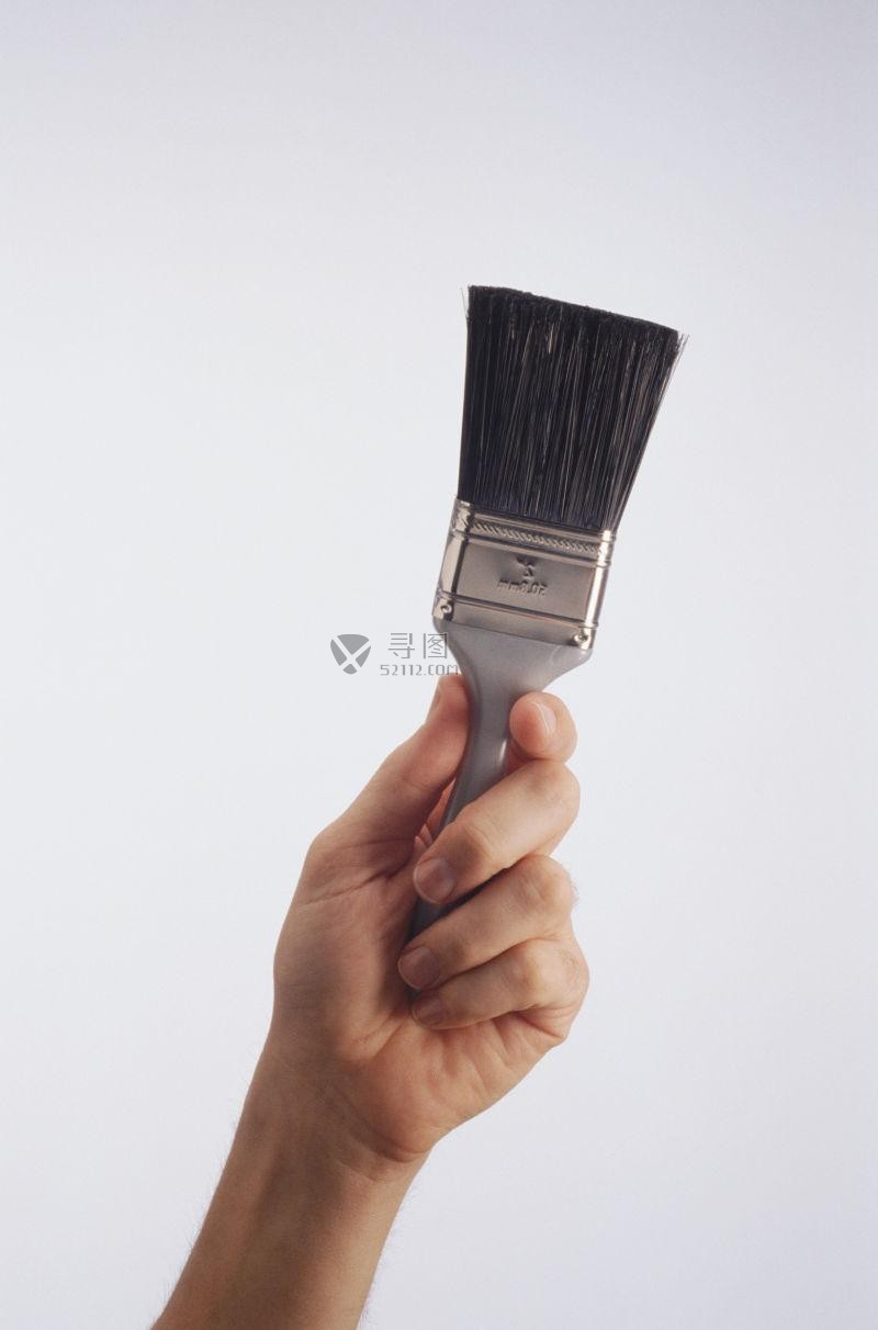 白色背景下手里的刷子