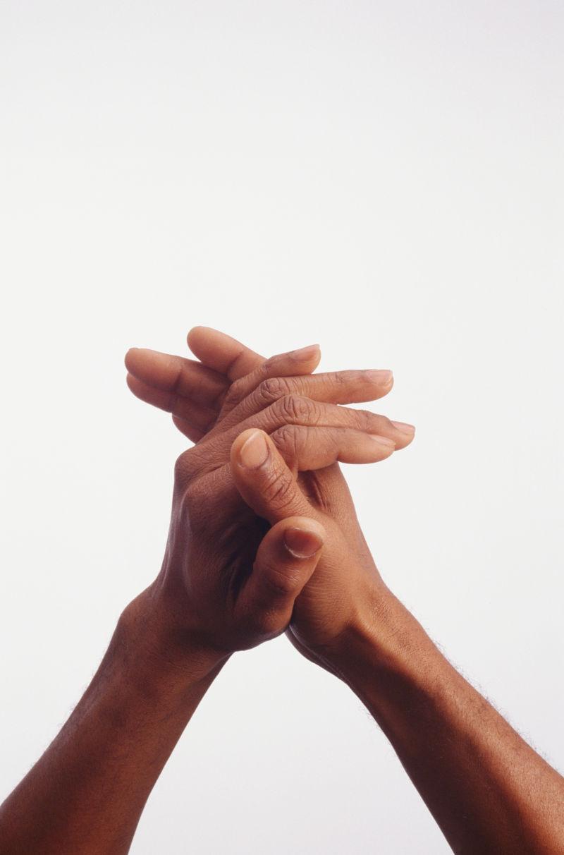 白色背景下的双手