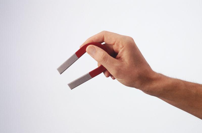 男人手里的磁性物件