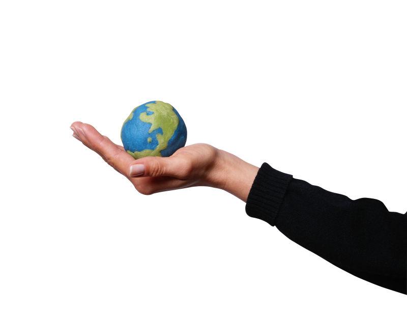 女人手心里的地球仪在白色背景下