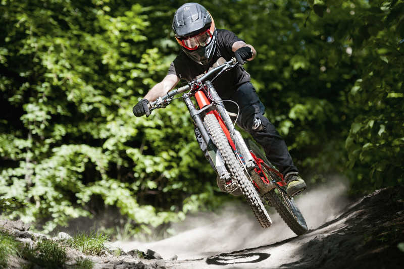 森林里骑车子的人