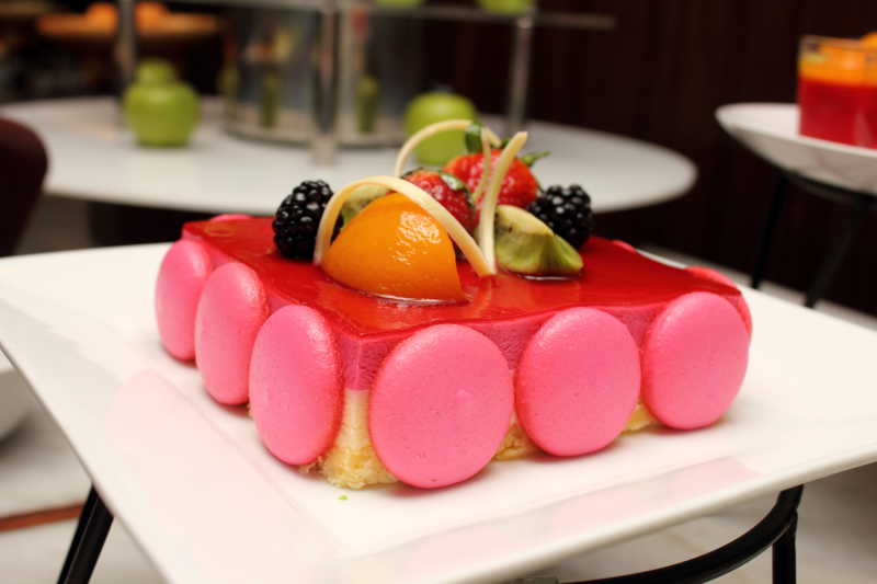 餐桌上的草莓蛋糕