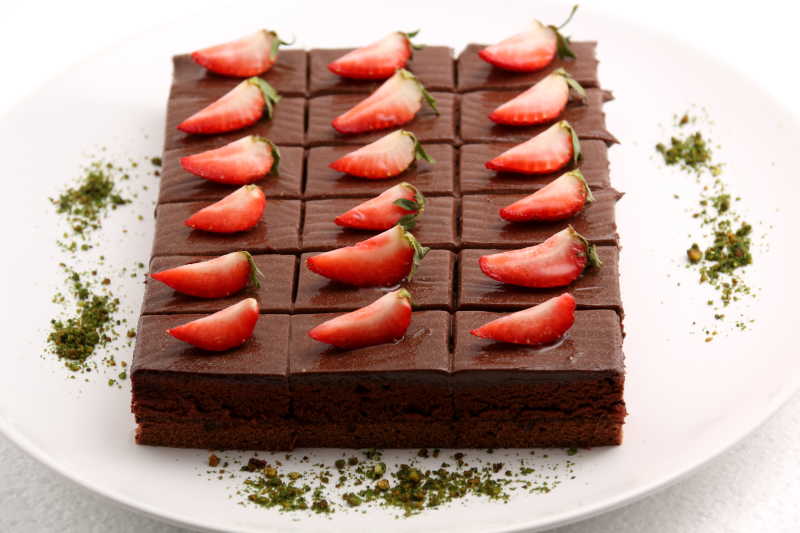 巧克力蛋糕配草莓