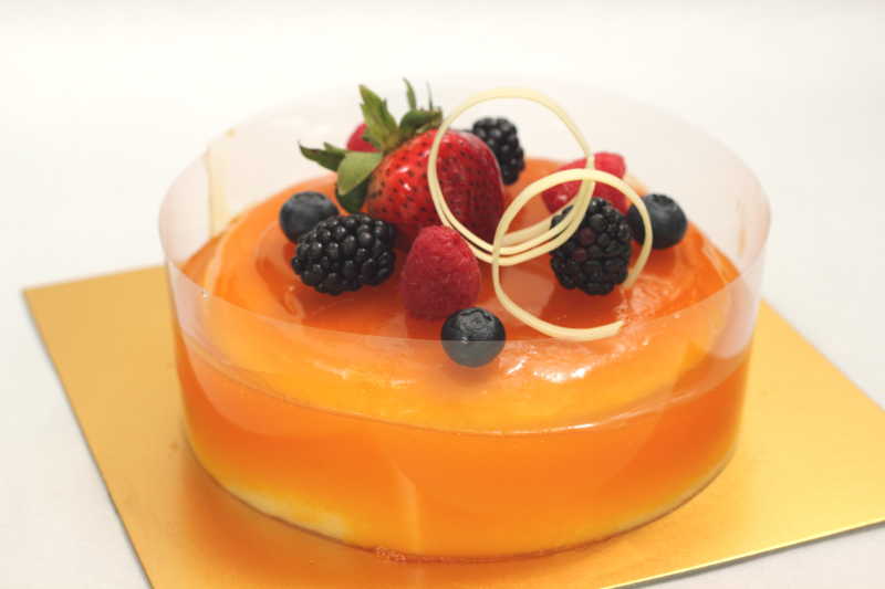 香橙果冻蛋糕和混合莓