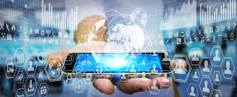 商人手中的智能手机屏幕与图表概念