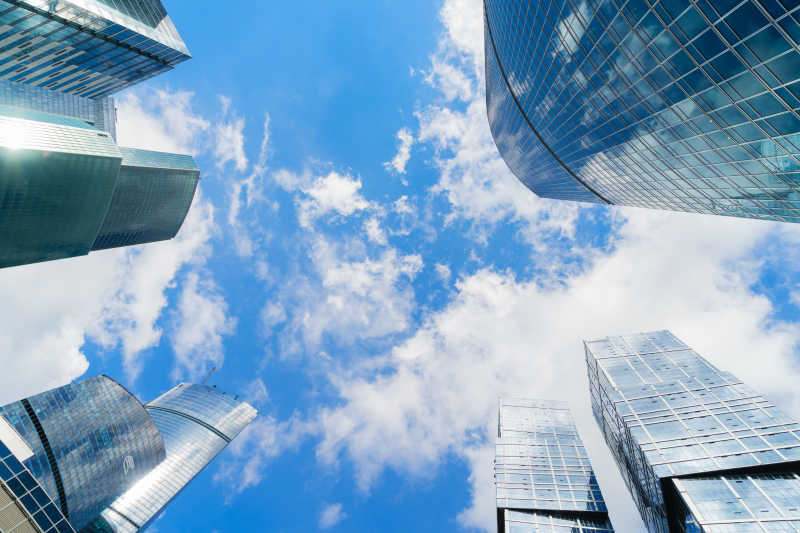 现代钢与玻璃结构的摩天大楼上的天空