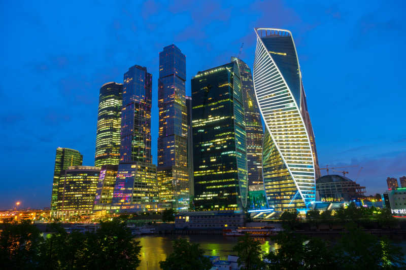夜空下的莫斯科城市摩天大楼