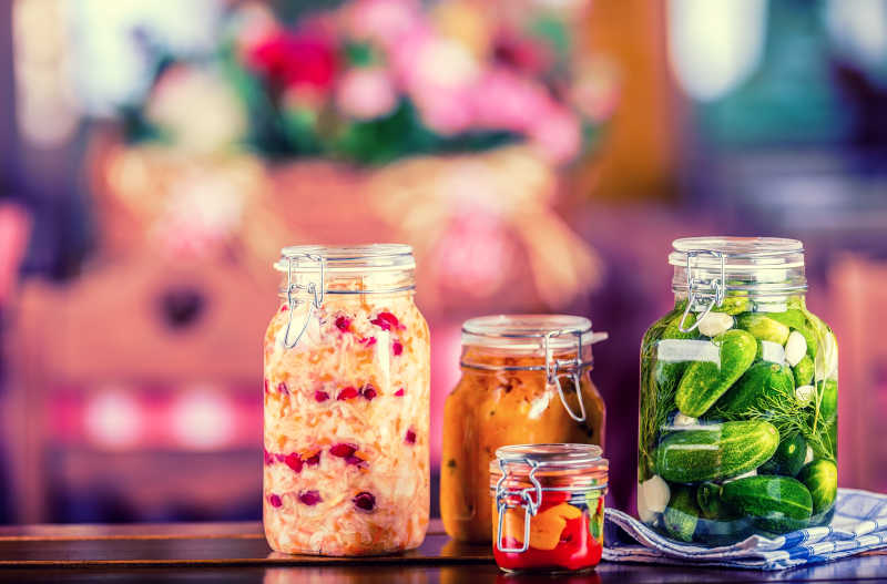 各种泡菜在罐子里