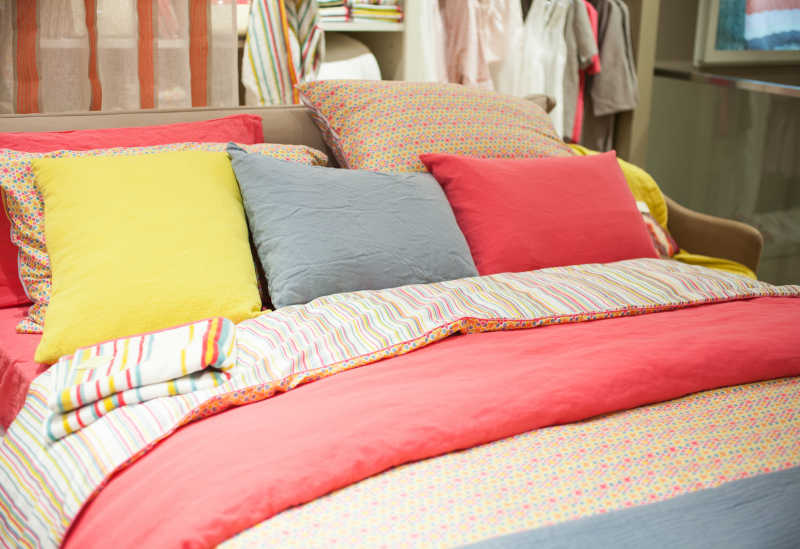 床上颜色各异的枕头
